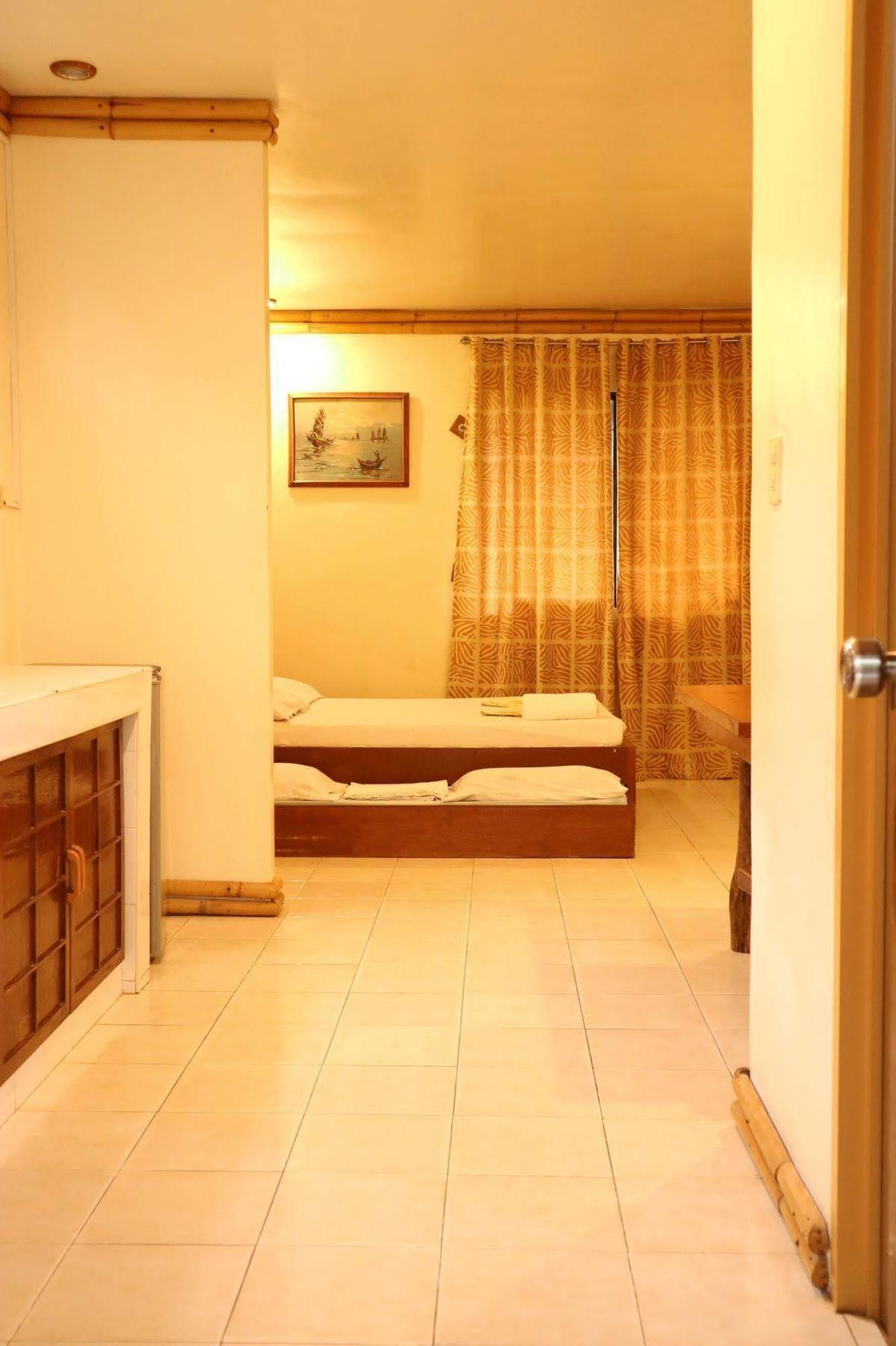 Mendelluke Suites Puerto Galera Exterior photo